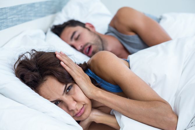 hrkanje, spavanje, nespavanje, par u krevetu hrče hrkanje, spavanje, nespavanje, par u krevetu hrče