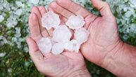 "Padao je grad veličine teniske loptice, pogledajte samo krov": Nakon vrelog dana stiglo nevreme, sve uništilo