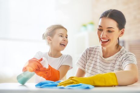 Deca, deca čiste, dete čisti, mama i dete, čišćenje Deca, deca čiste, dete čisti, mama i dete, čišćenje