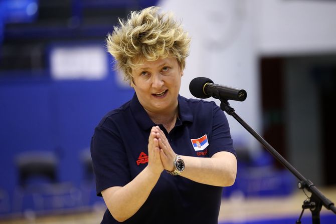 Marina Maljković prima Nagradu za životno delo Marina Maljković prima Nagradu za životno delo