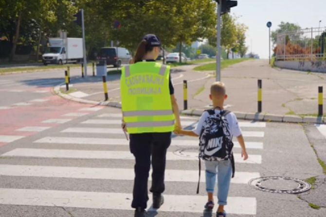Saobraćajna policija, đak prvak, prelaženje ulice Saobraćajna policija, đak prvak, prelaženje ulice
