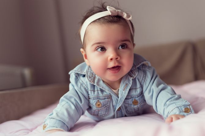 beba, prevrtanje bebe, rotiranje bebe, kotrljanje bebe beba, prevrtanje bebe, rotiranje bebe, kotrljanje bebe