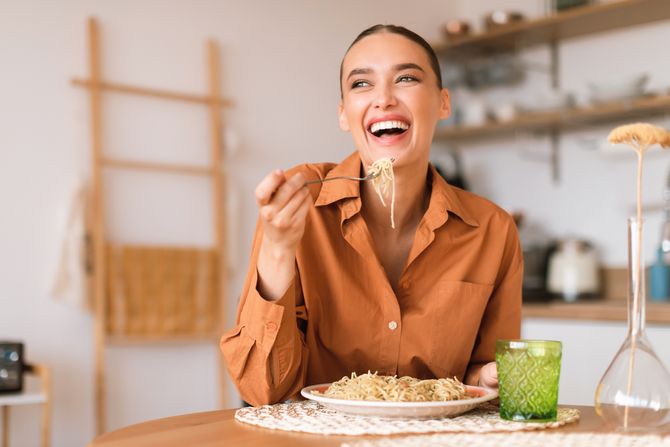 testenina, pasta, sreća, srećna devojka, ručak testenina, pasta, sreća, srećna devojka, ručak