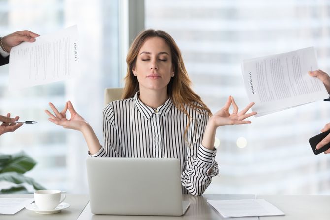 Poslovna žena, ugovori, laptop Poslovna žena, ugovori, laptop