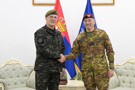 Sastanak načelnika Generalštaba sa komandantom Kfora Sastanak načelnika Generalštaba sa komandantom Kfora
