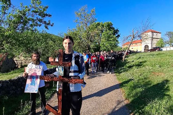 tijana boskovic sa bilecanima na hodocascu prema ostrogu